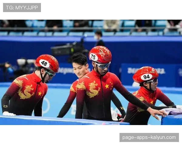 足球教练赛后模仿球员摔倒动作复盘，自己先在发布会绊了一跤，足球教练被罚到看台